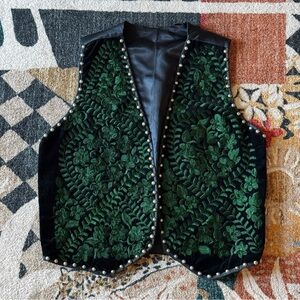 VINTAGE SILVER RIVER GUATEMALAN WESTERN EMBROIDERED COWBOY VEST RIVETS MEDIUM
